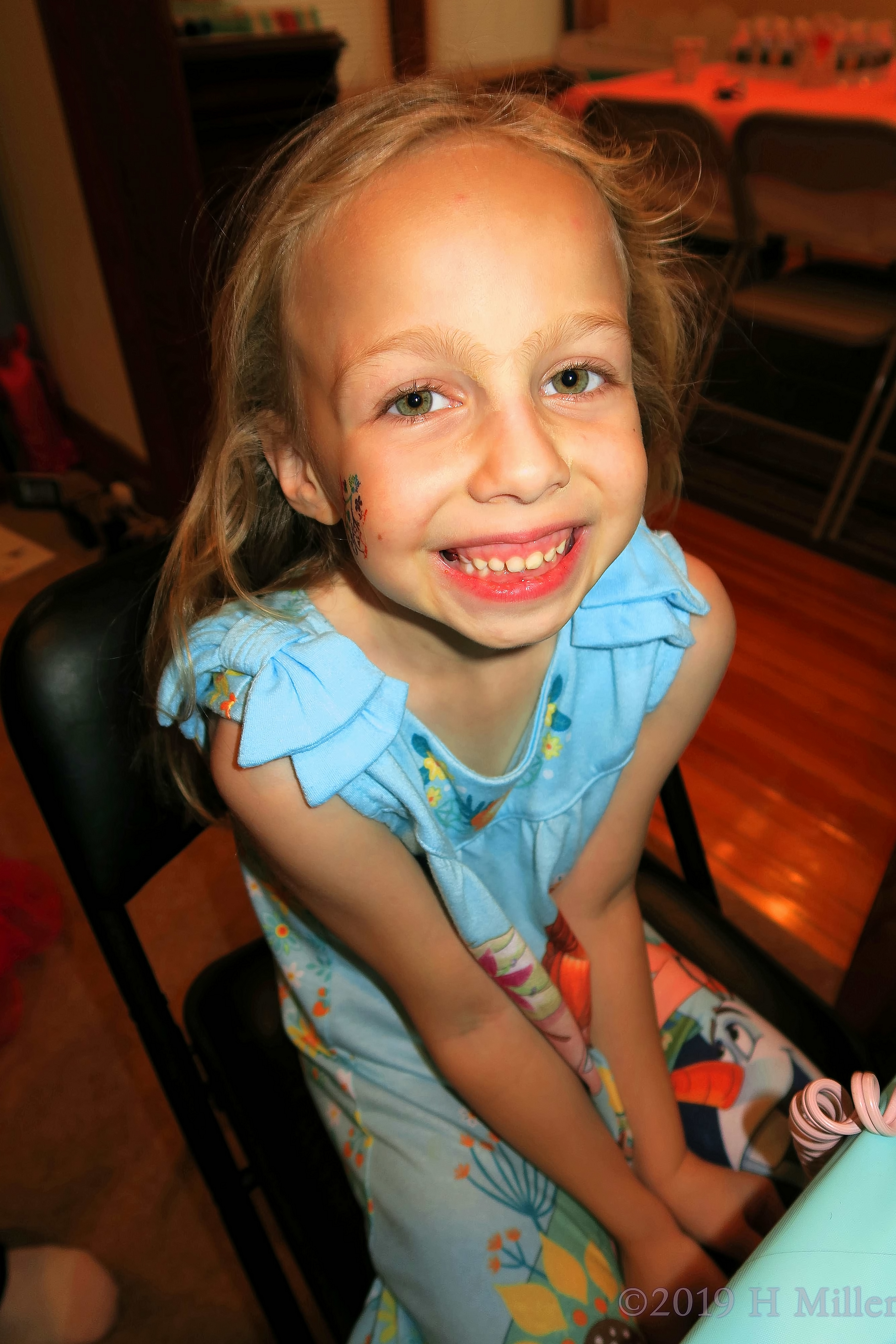 Pretty Please! Poses From Spa Party Guest During Girls Hairstyle! Pretty Please! Poses From Spa Party Guest During Girls Hairstyle!