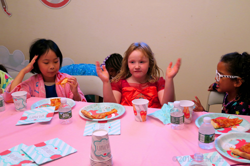 Chowing Down And Clapping! Kids Party Guests Eat Pizza At Spa Kids Party!