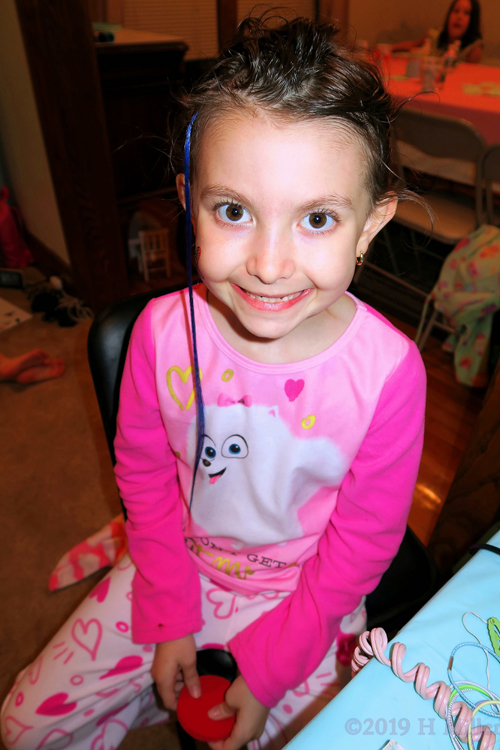 Facing Feathers! Kids Hairstyle At The Girls Spa Party! Facing Feathers! Kids Hairstyle At The Girls Spa Party!