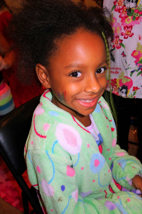 Smiling In Green! Spa Party Guest Posing For New Kids Hairstyle! 