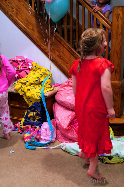 Stairs And Robes! Party Guests Play At The Girls Spa Party! Stairs And Robes! Party Guests Play At The Girls Spa Party!