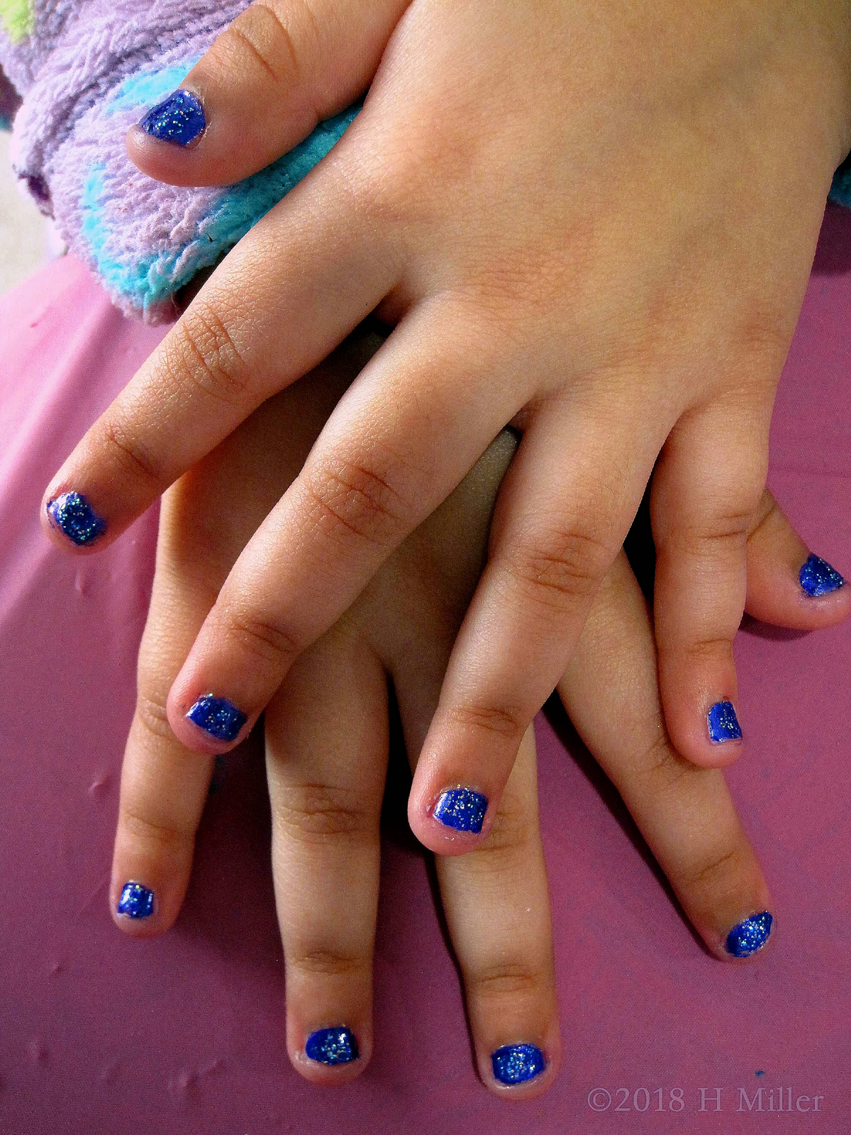 Wow! Beautiful Glittery Kids Manicure