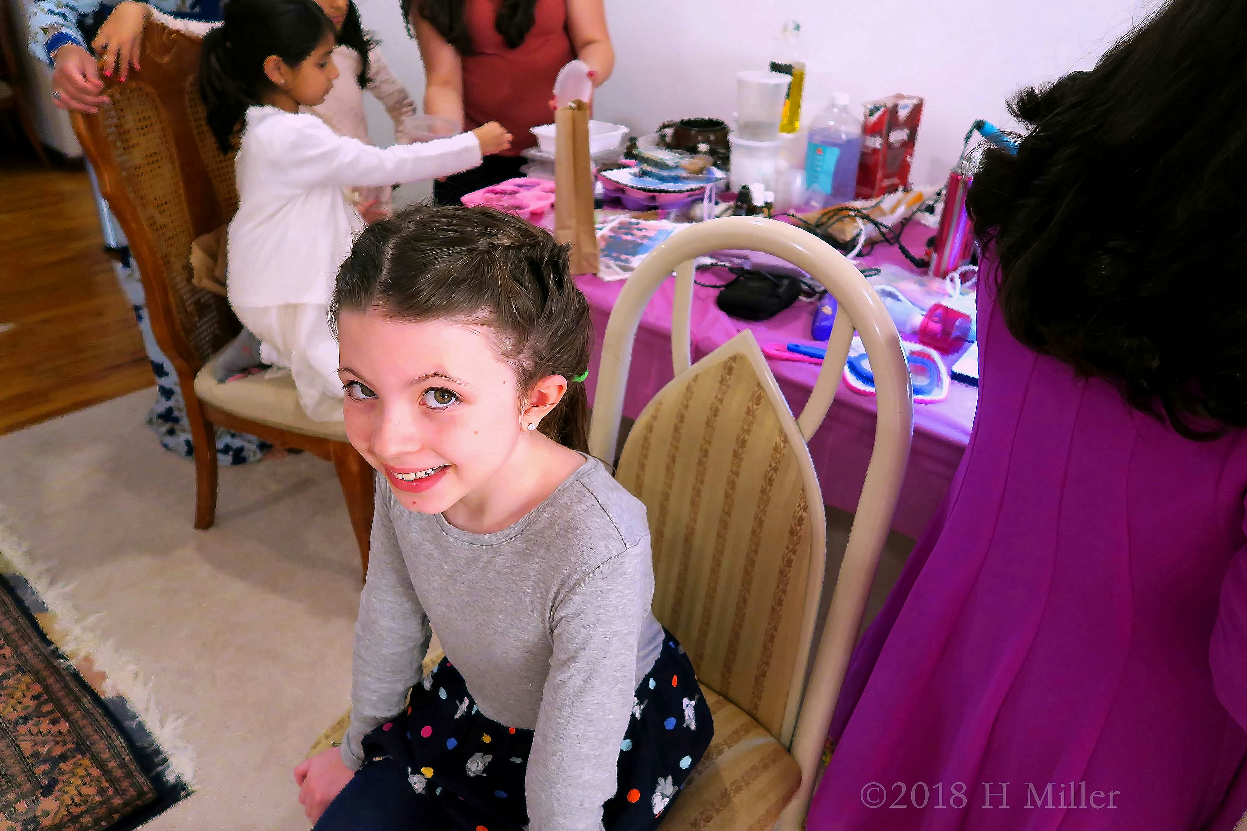 Fantastic Hairstyle For Kids! Waiting For Her Friends To Make The Kids Crafts! Fantastic Hairstyle For Kids! Waiting For Her Friends To Make The Kids Crafts!