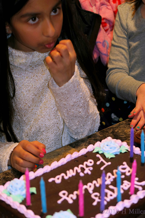 Fatima Is Drying Her Nails Before Cutting The Cake, So The Girls Manicure Doesn't Get Messed Up Fatima Is Drying Her Nails Before Cutting The Cake, So The Girls Manicure Doesn't Get Messed Up