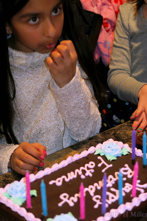 Fatima Is Drying Her Nails Before Cutting The Cake, So The Girls Manicure Doesn't Get Messed Up