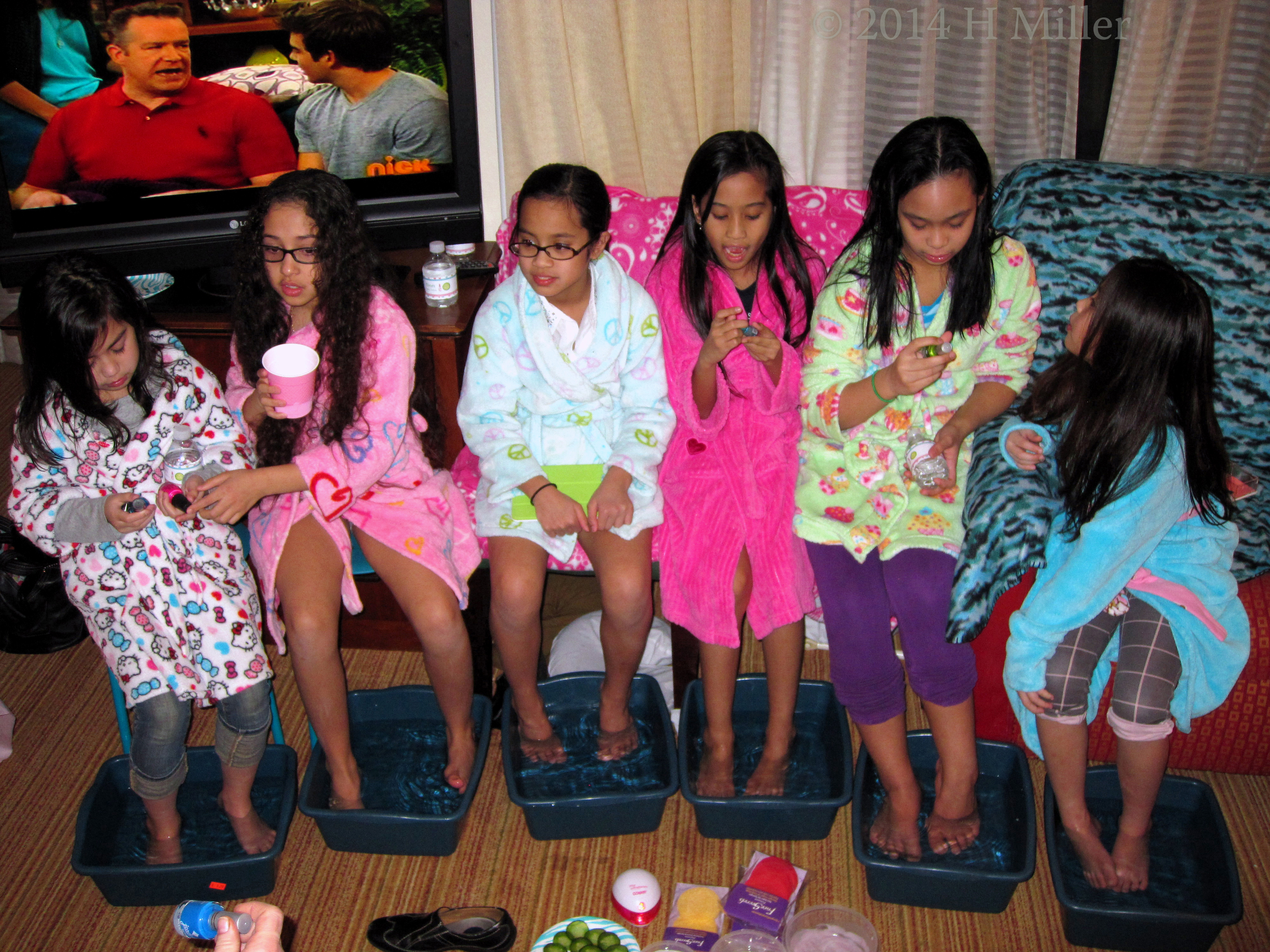 The Girls Choose The Color Polish For Their Toe Nnails The Girls Choose The Color Polish For Their Toe Nnails