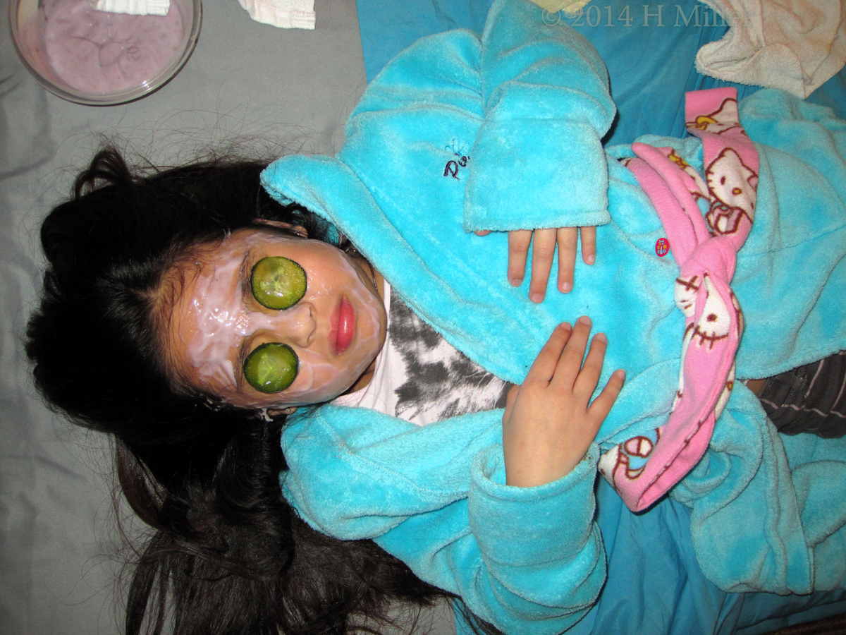 Serene Faced. Looks Ver Relaxing To Get The Facial! Serene Faced. Looks Ver Relaxing To Get The Facial!