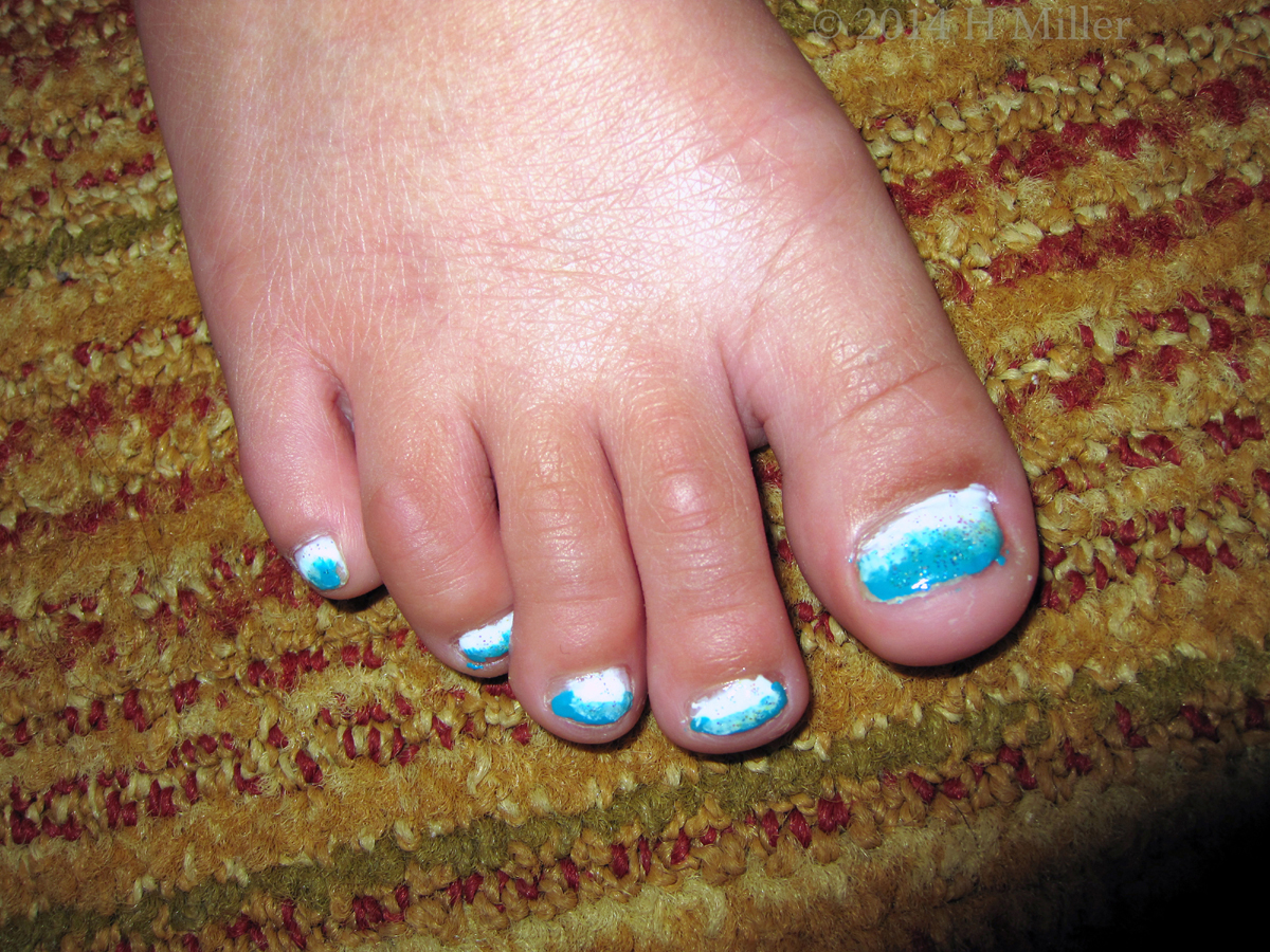 White Blue Glitter Top Coat Ombre Nail Art Close Up White Blue Glitter Top Coat Ombre Nail Art Close Up