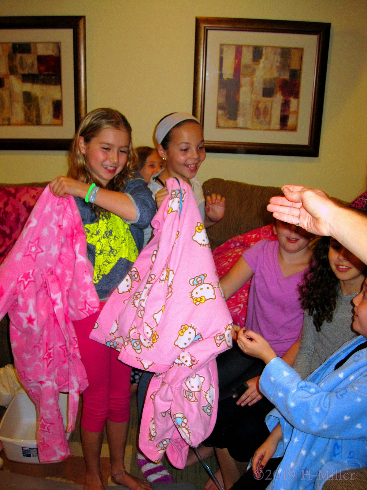Spa Party Guests Getting Cozy In Kids Spa Robes! 