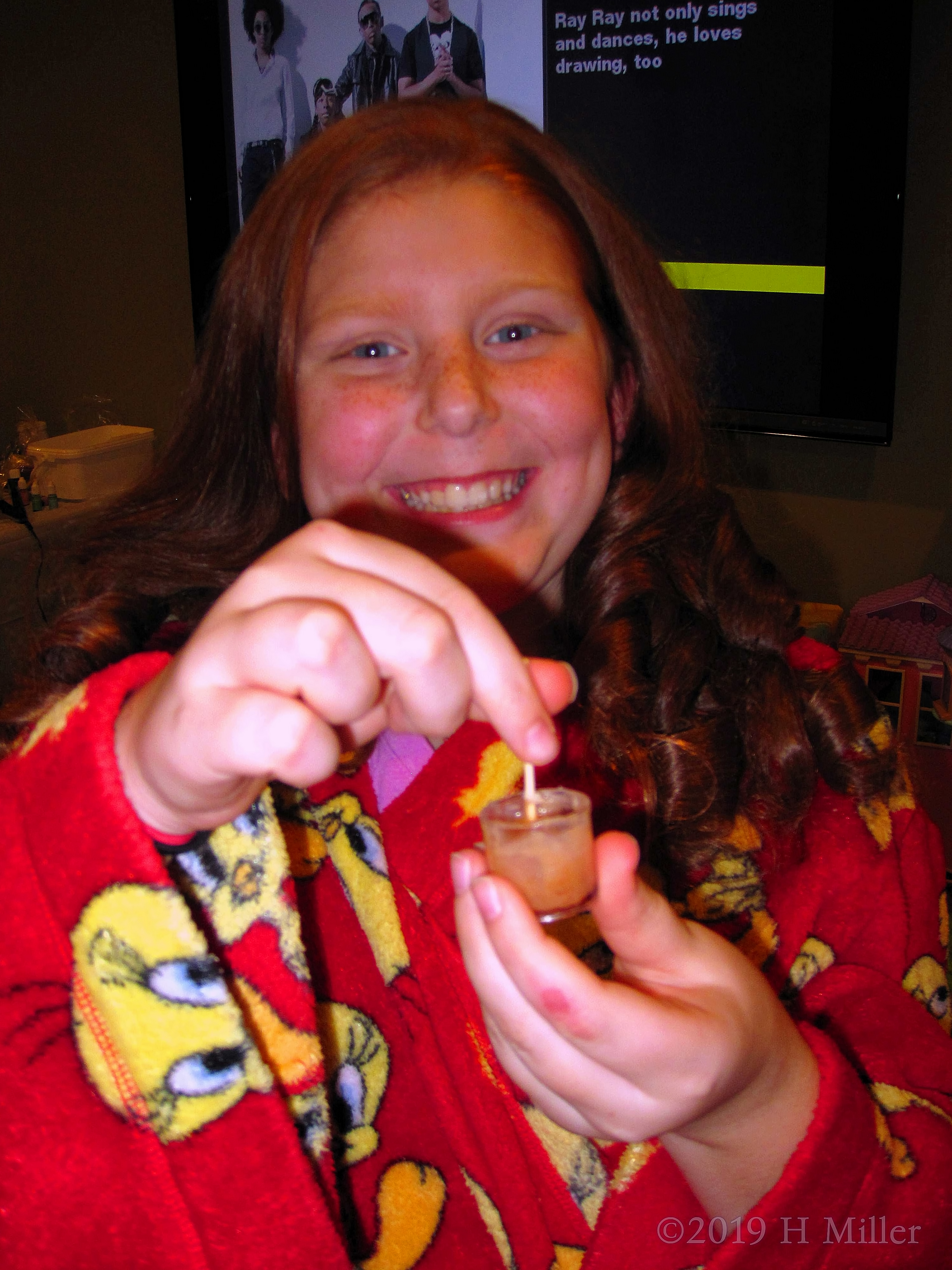 On Display! Party Guest Shows Off Craft For Kids! 