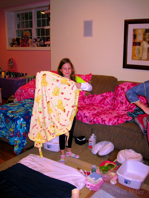 Peace Love And Spa Party Guests Having Fun! Peace Love And Spa Party Guests Having Fun!