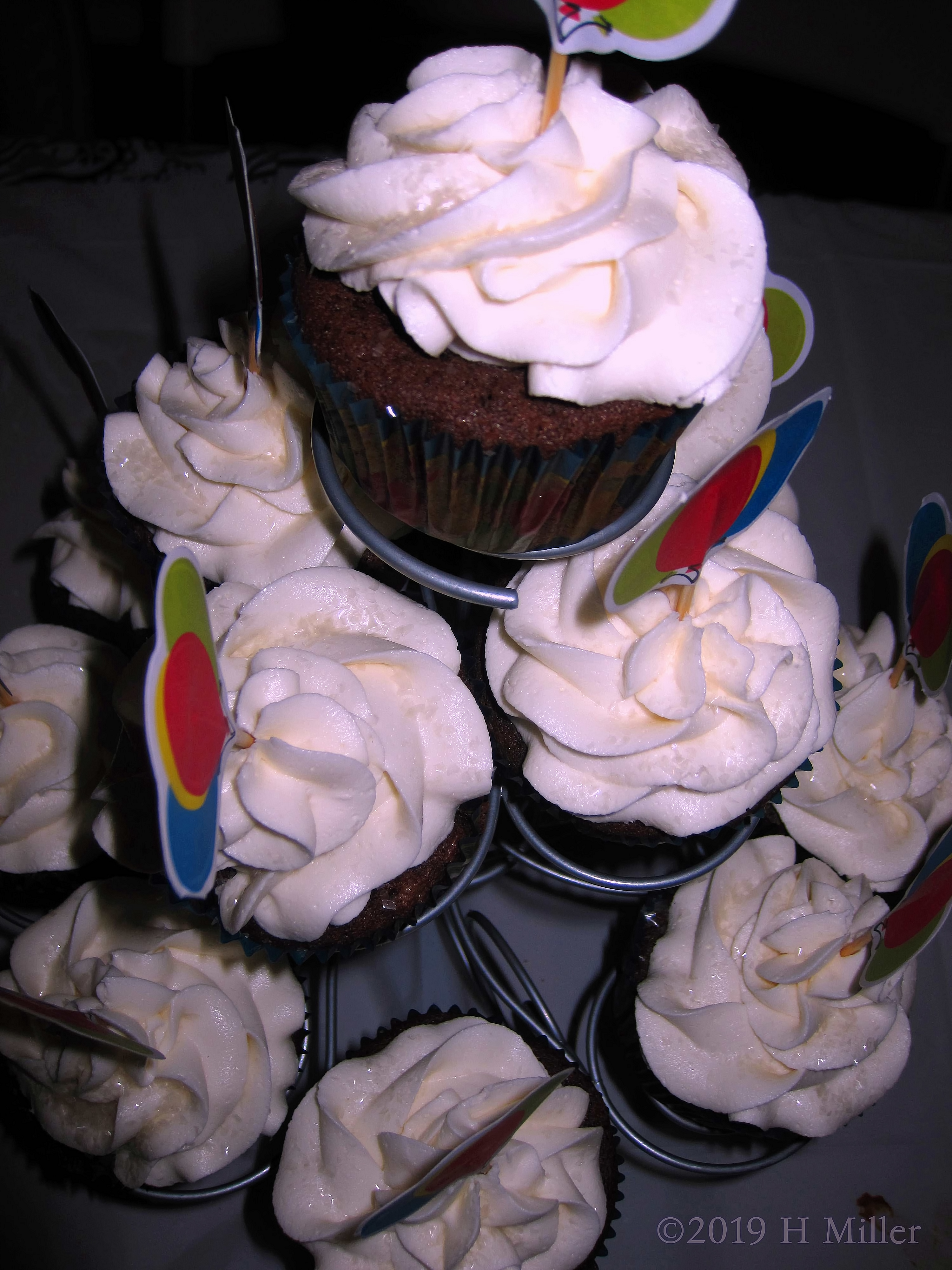 Party Cupcakes With Balloons For The Kids Spa Party! Party Cupcakes With Balloons For The Kids Spa Party!