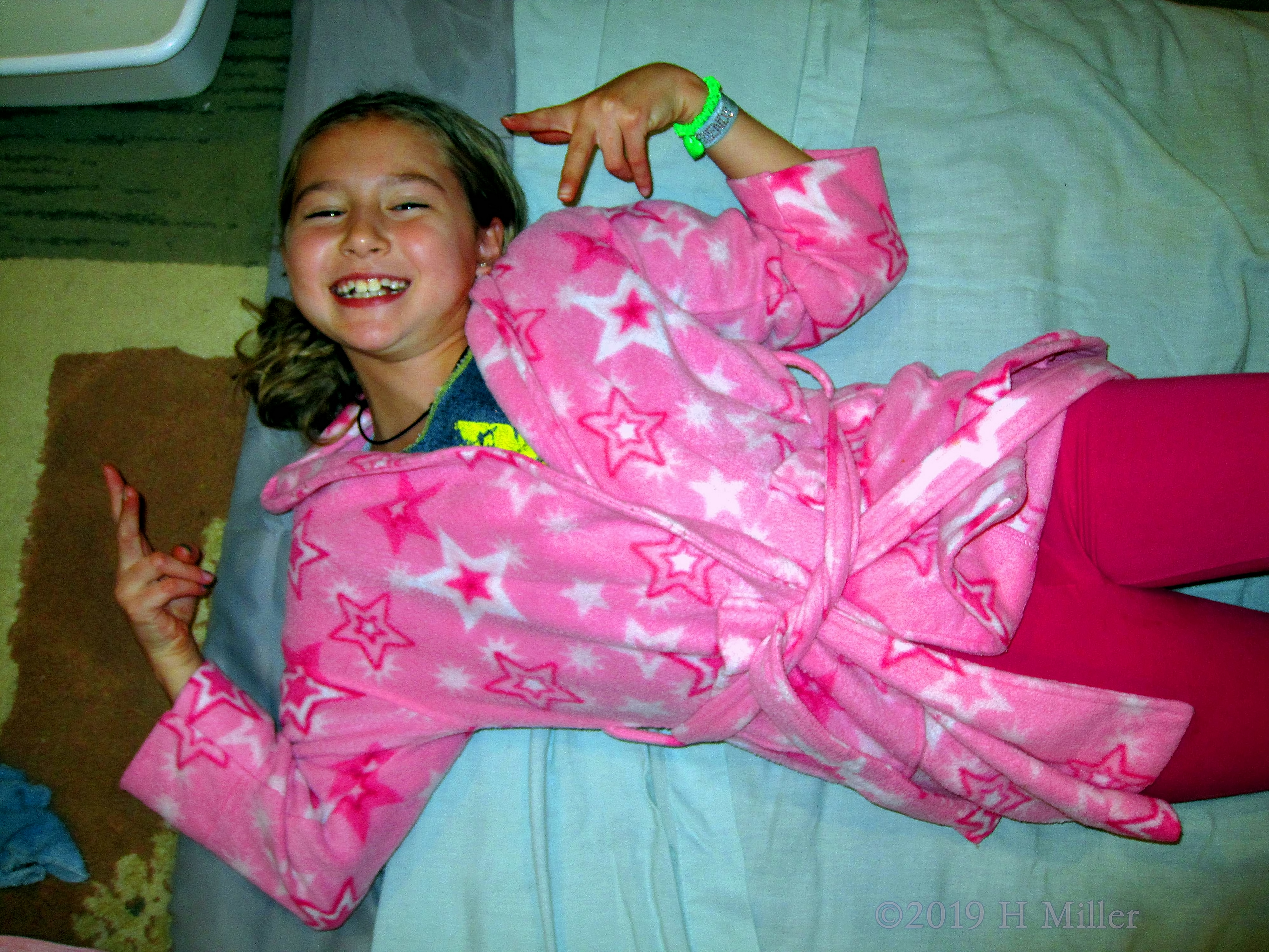 Peace Sign Poses! Spa Party Guest Poses Before Facials For Girls! Peace Sign Poses! Spa Party Guest Poses Before Facials For Girls!