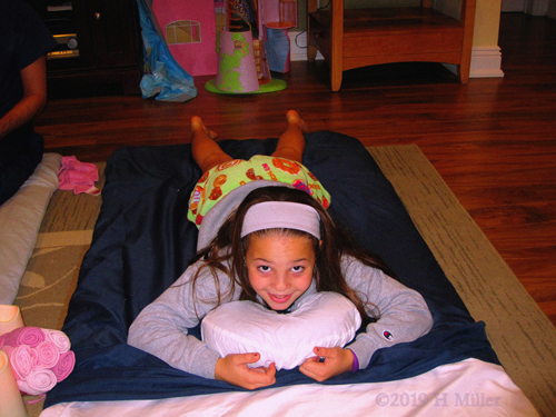 Massages At The Party! Party Guest Is Comfy Waiting For Kids Massage! Massages At The Party! Party Guest Is Comfy Waiting For Kids Massage!