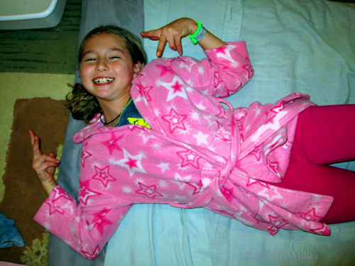 Peace Sign Poses! Spa Party Guest Poses Before Facials For Girls Peace Sign Poses! Spa Party Guest Poses Before Facials For Girls