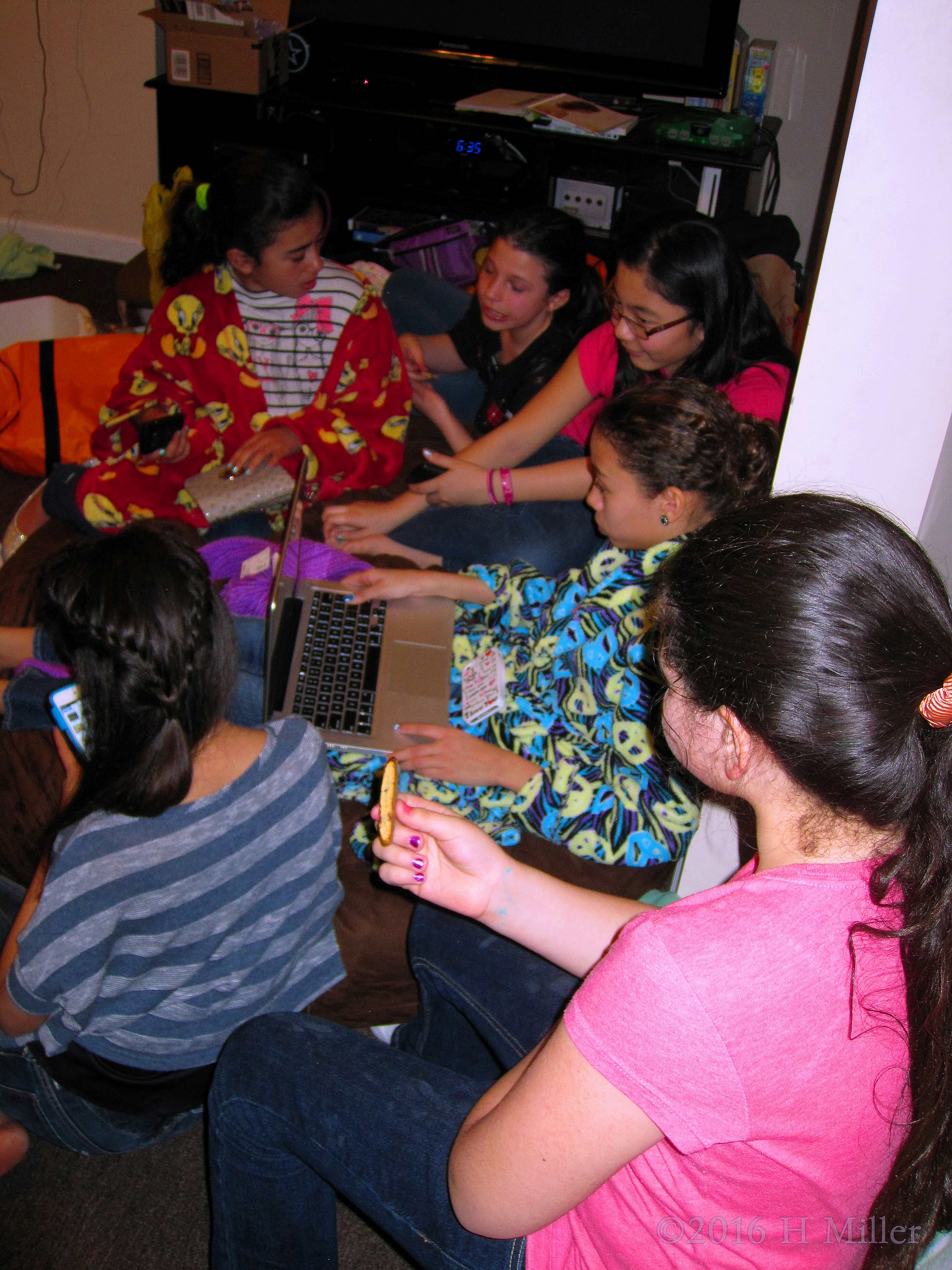 Hanging Out With Friends During The Kids Spa Party Hanging Out With Friends During The Kids Spa Party