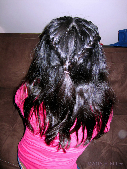 Her Hair Looks Like A Heart! Her Hair Looks Like A Heart!