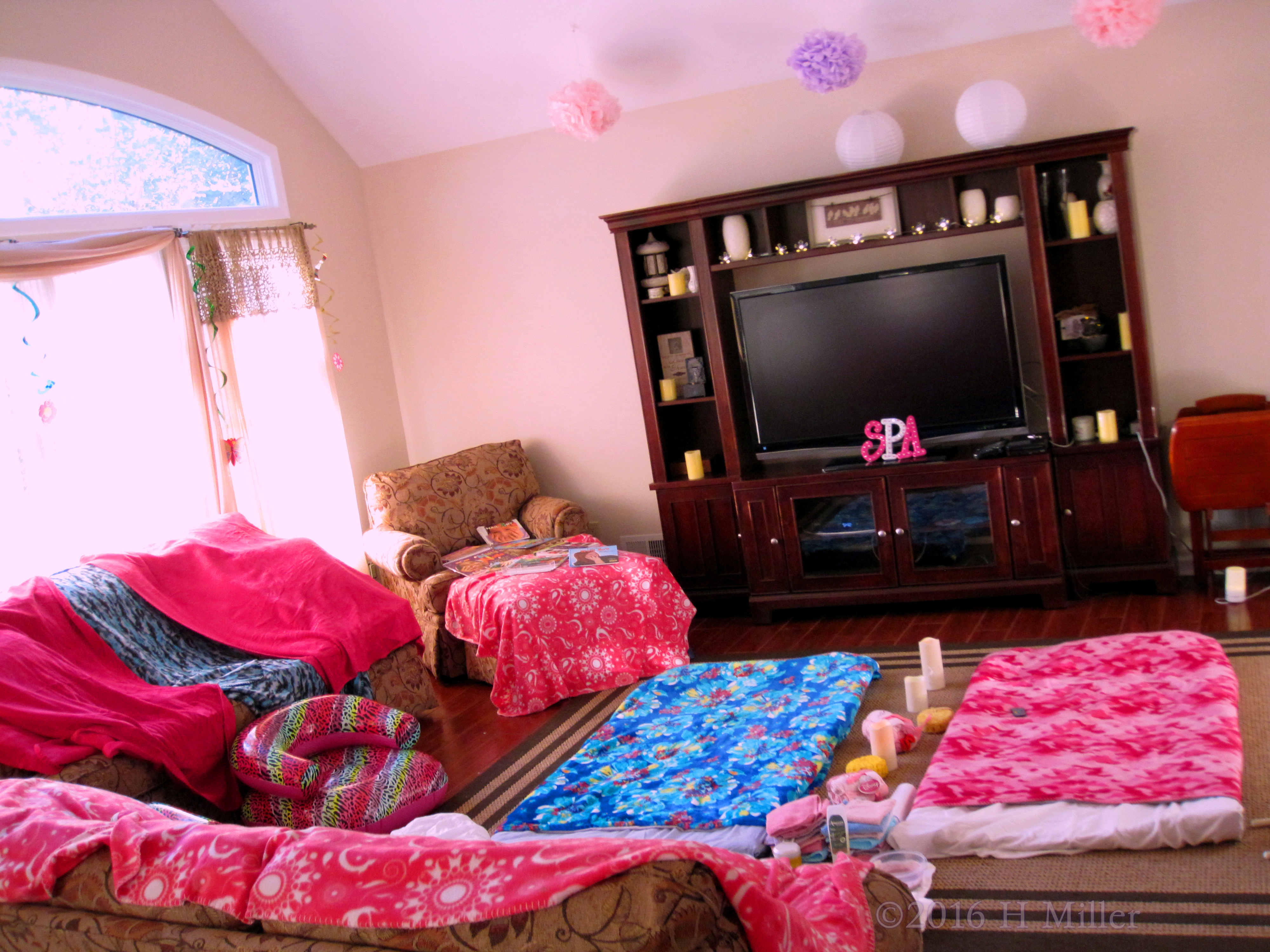 Spa Blankets And A Facial And Massage Area Makes Her Home A Spa! Spa Blankets And A Facial And Massage Area Makes Her Home A Spa!