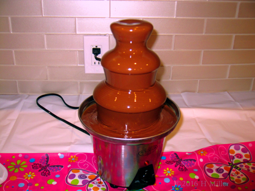Delicious Chocolate Fountain! Delicious Chocolate Fountain!