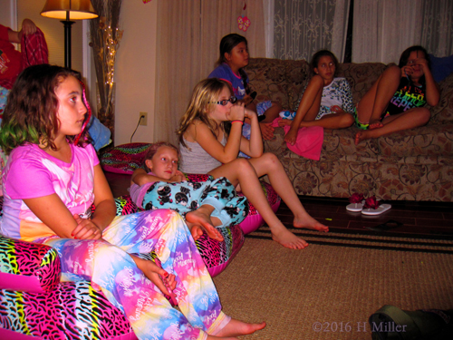 Chilling Out With Friends At The Spa Chilling Out With Friends At The Spa