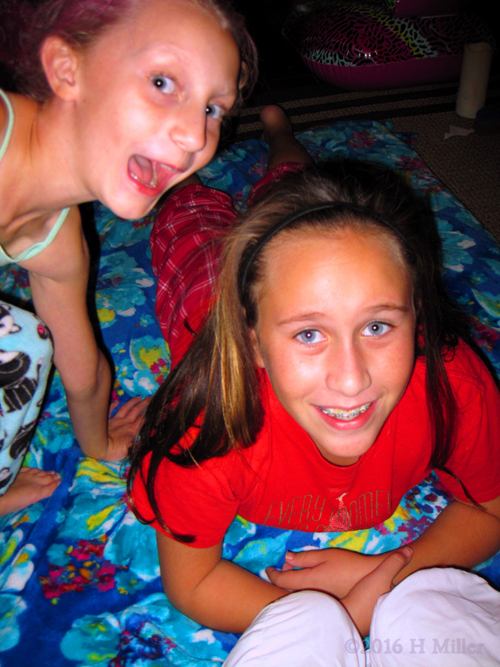 PhotoBomb During Kids Massages With Friends! PhotoBomb During Kids Massages With Friends!