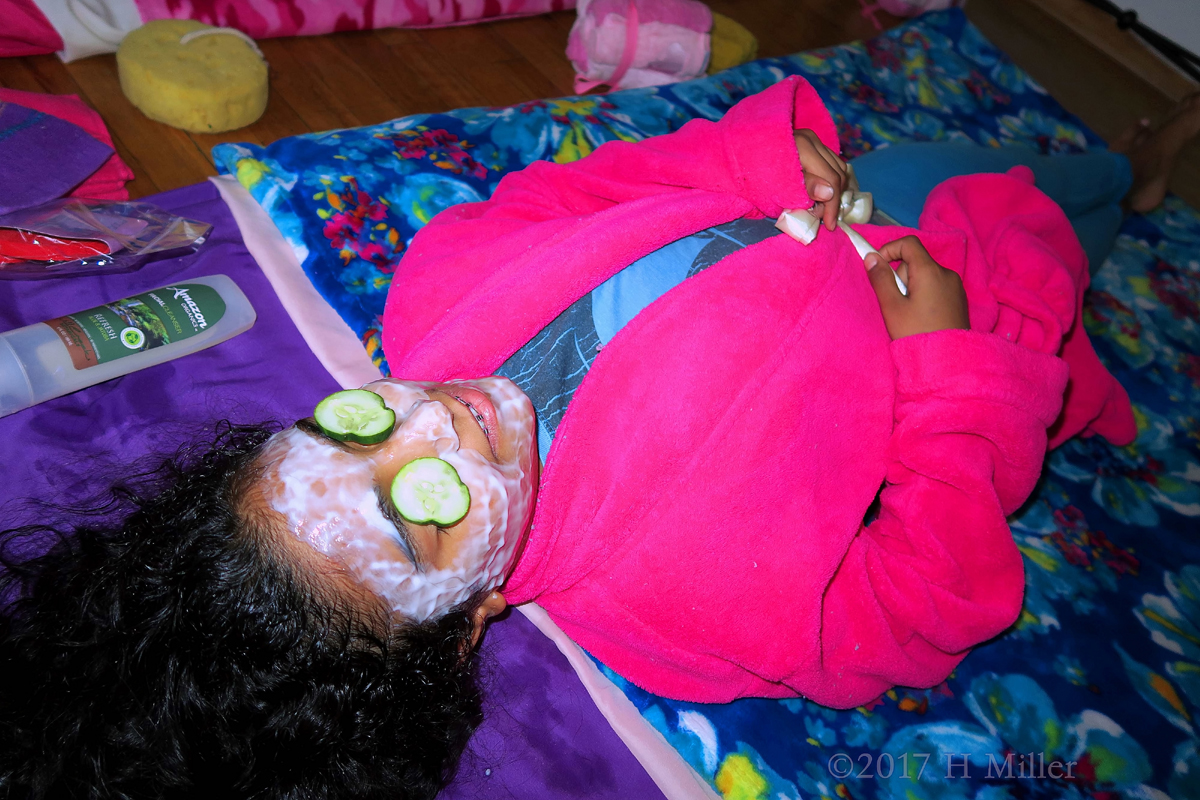 Genesis Has Cukes On Her Eyes During The Facial For Girls! 