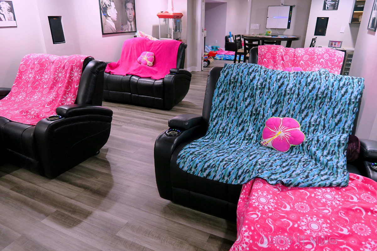 Comfy Spa Couches! Kids Spa Party Setup! 