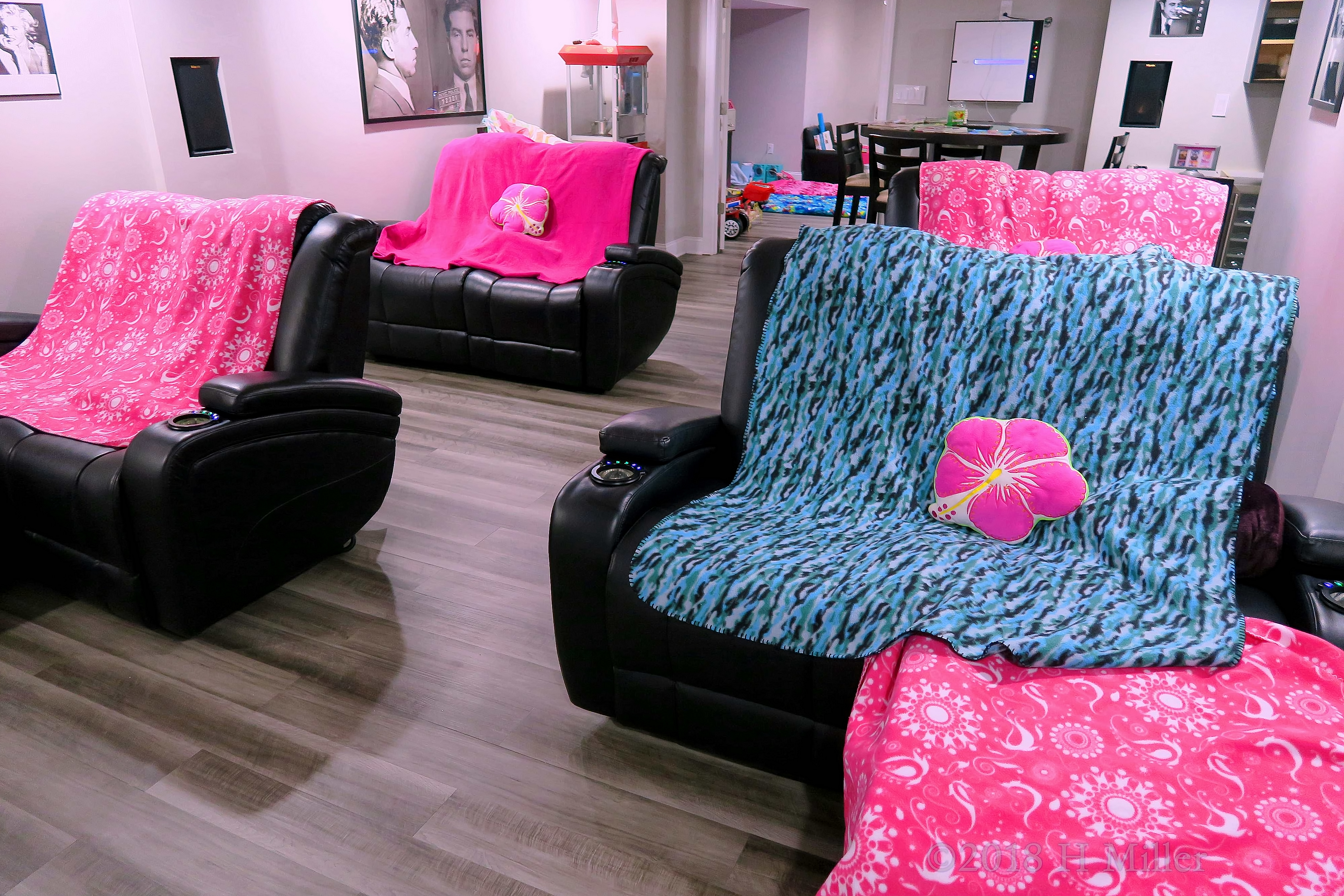 Comfy Spa Couches! Kids Spa Party Setup! Comfy Spa Couches! Kids Spa Party Setup!