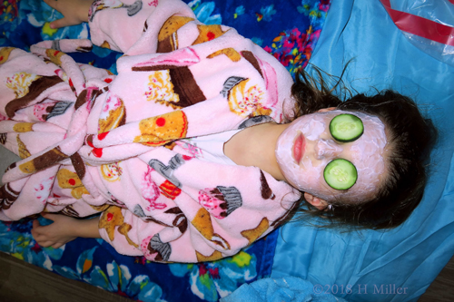 Chilling With Cucumber! Kids Facial Relaxation! Chilling With Cucumber! Kids Facial Relaxation!