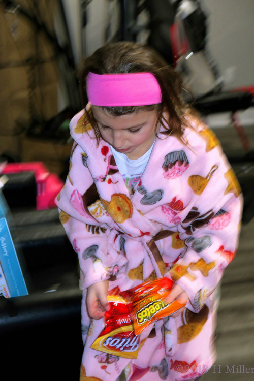 Dipping The Chips! Snacktime During The Spa For Kids! Dipping The Chips! Snacktime During The Spa For Kids!