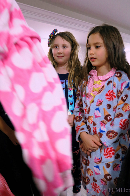 Heart Kids Spa Robe! Party Guests Select Robes! Heart Kids Spa Robe! Party Guests Select Robes!