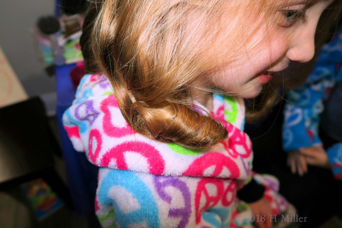 Both Sides Are A Good Side! Side Angle Of Curled Kids Hairstyle!