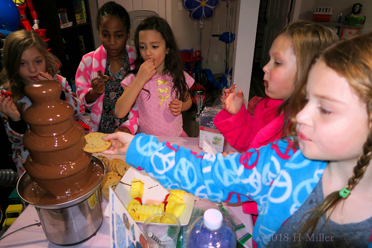 Spa Party Guests Share The Chocolate Fountain! 