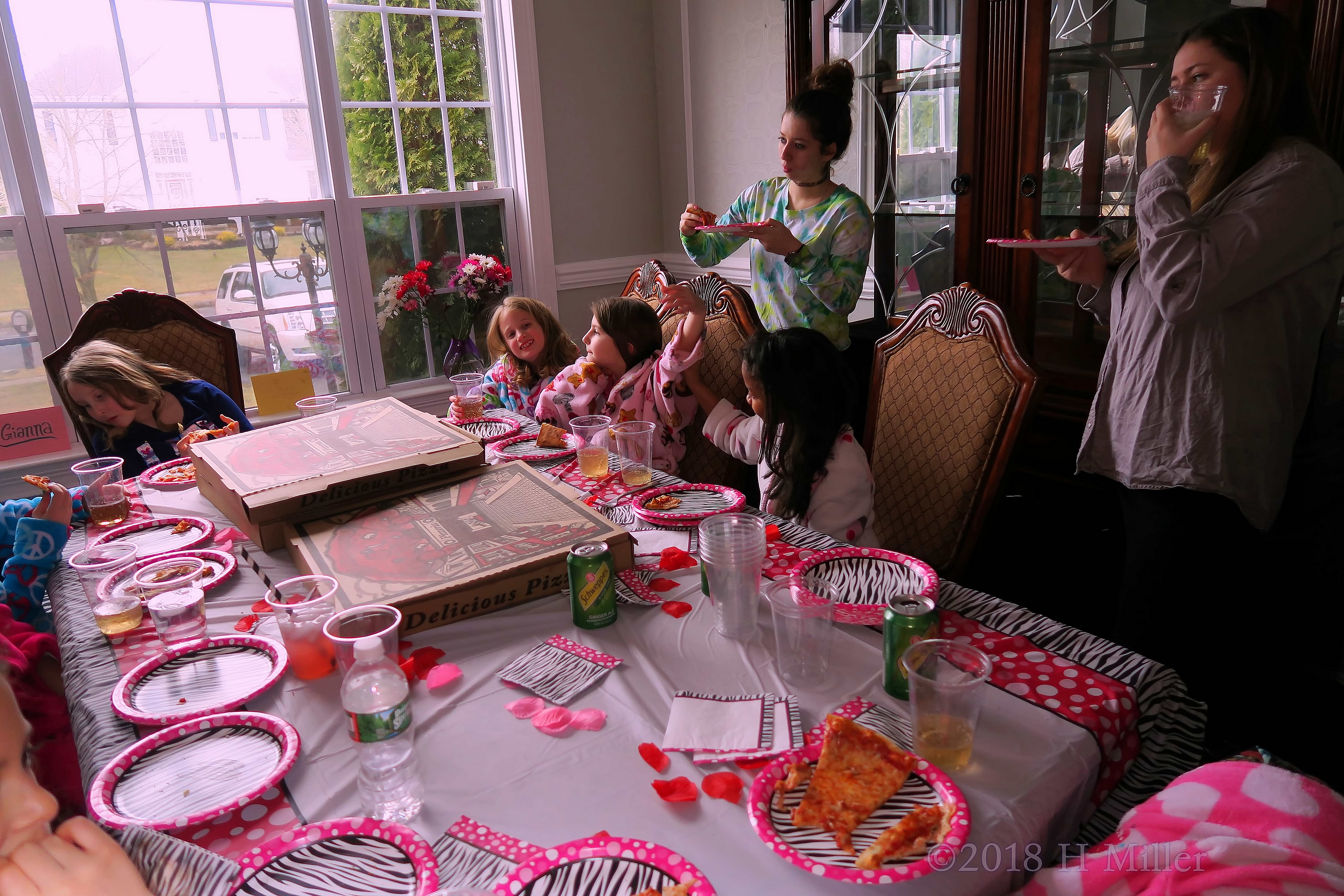 Pizza And Zebra Plates! Party Guests Plate Up Their Pizza! Pizza And Zebra Plates! Party Guests Plate Up Their Pizza!