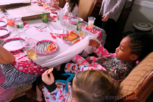 Ginger Ale And Pizza! Meal Time For Party Guests! Ginger Ale And Pizza! Meal Time For Party Guests!