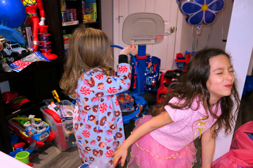 Time For Playtime! Party Guests Play! Time For Playtime! Party Guests Play!