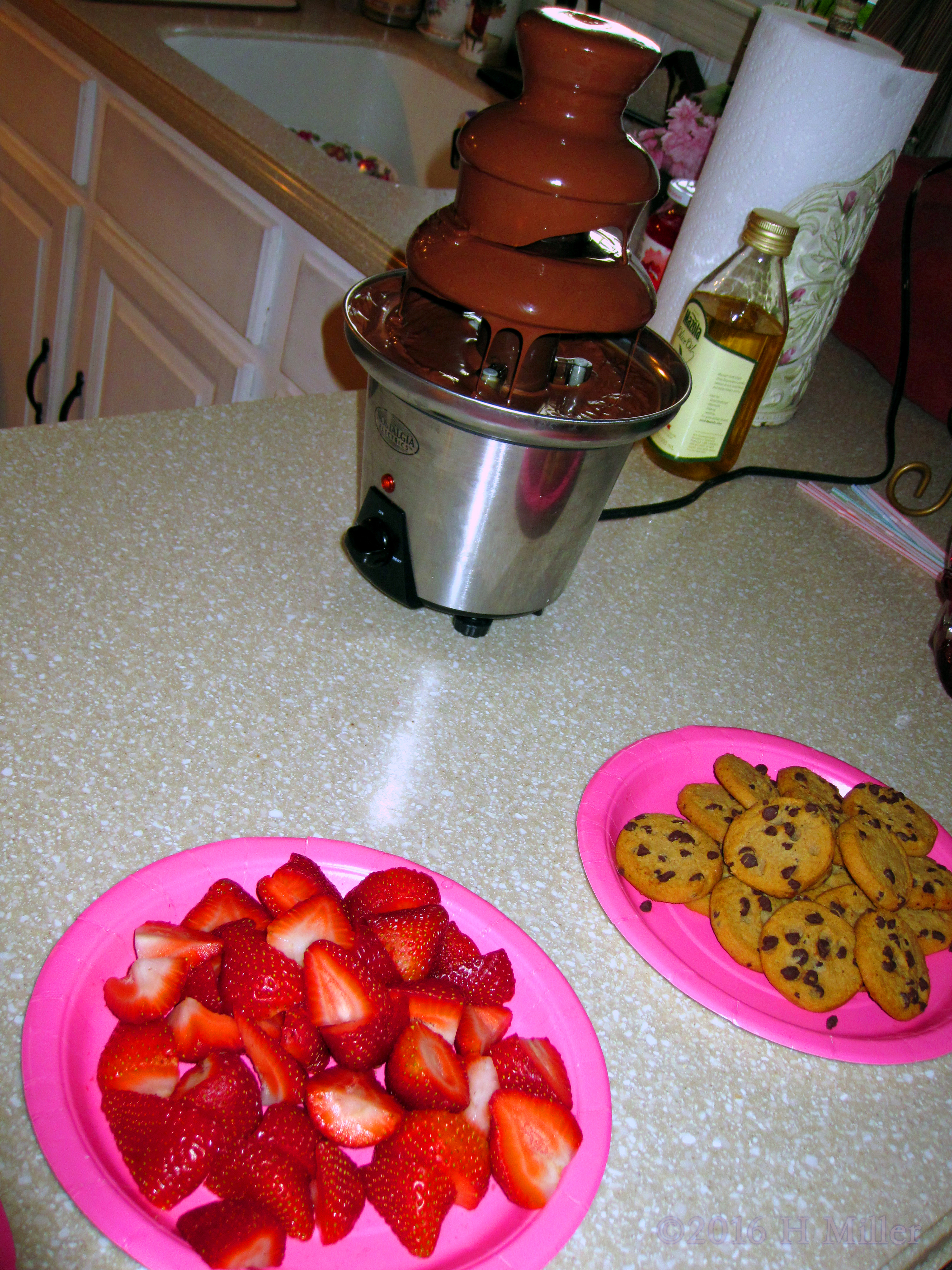 Chocolate Fondue With Strawberries And Cookies! Chocolate Fondue With Strawberries And Cookies!