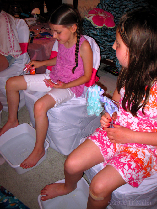 Everyone Loves Their Kids Pedi Footbaths!