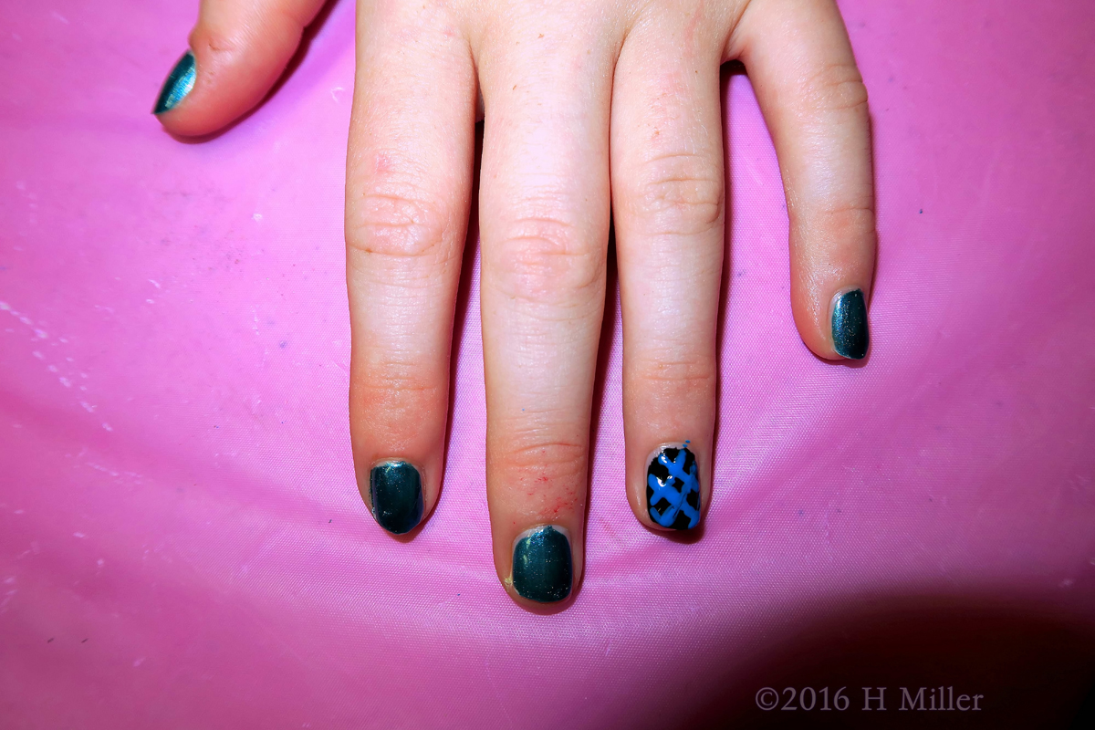 Cool Blue Latticework Manicure Accent Nail 