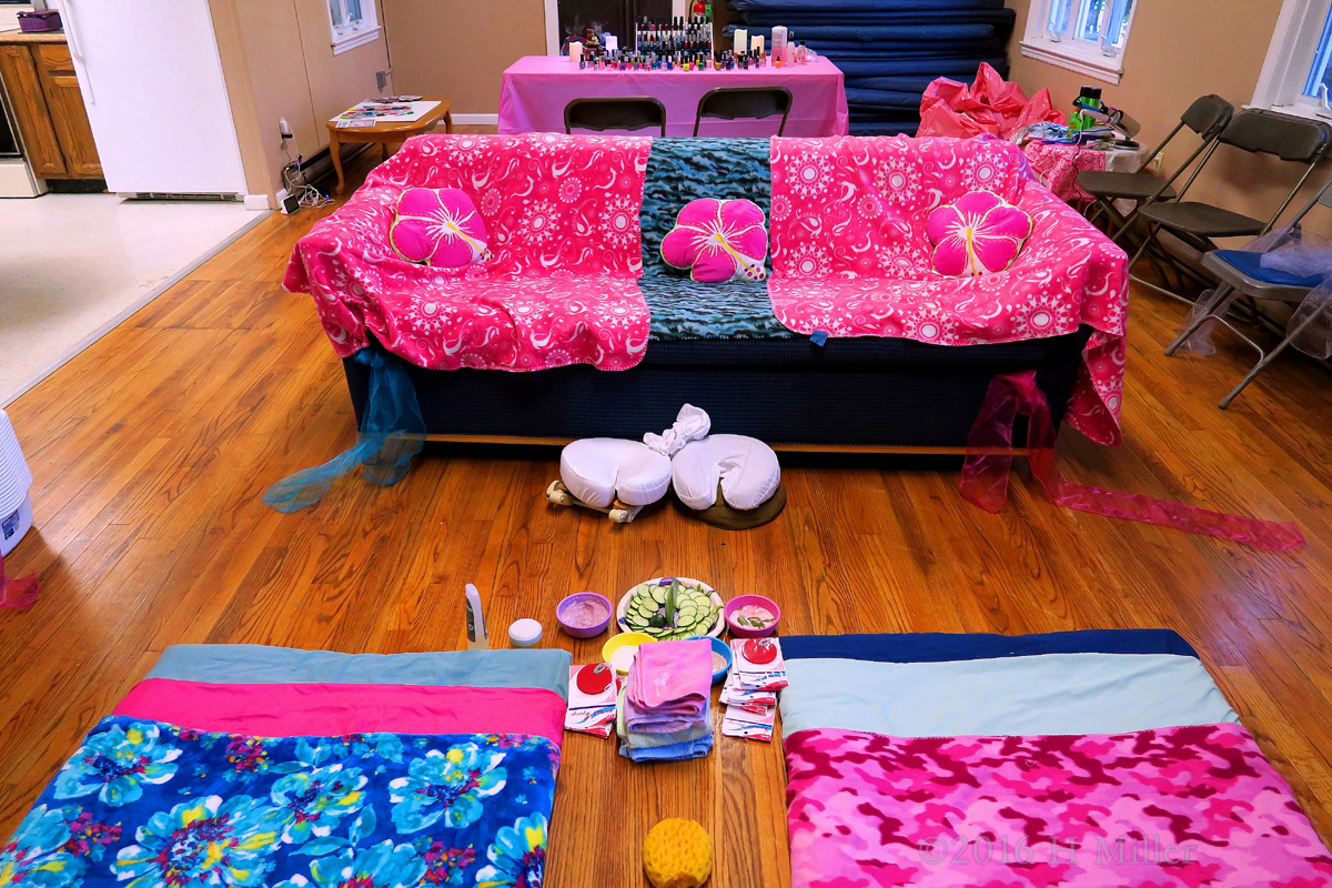 Cute Blankets Make The Lakeside Cabin Into A Kids Spa 