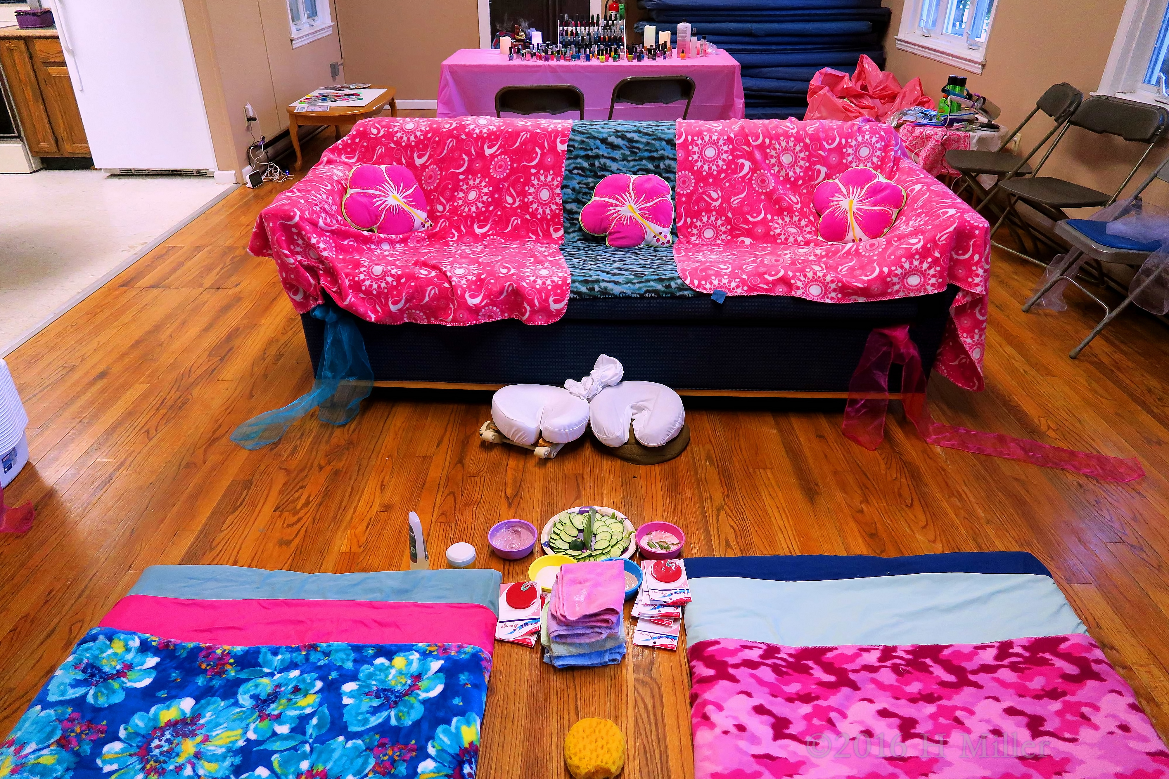 Cute Blankets Make The Lakeside Cabin Into A Kids Spa Cute Blankets Make The Lakeside Cabin Into A Kids Spa