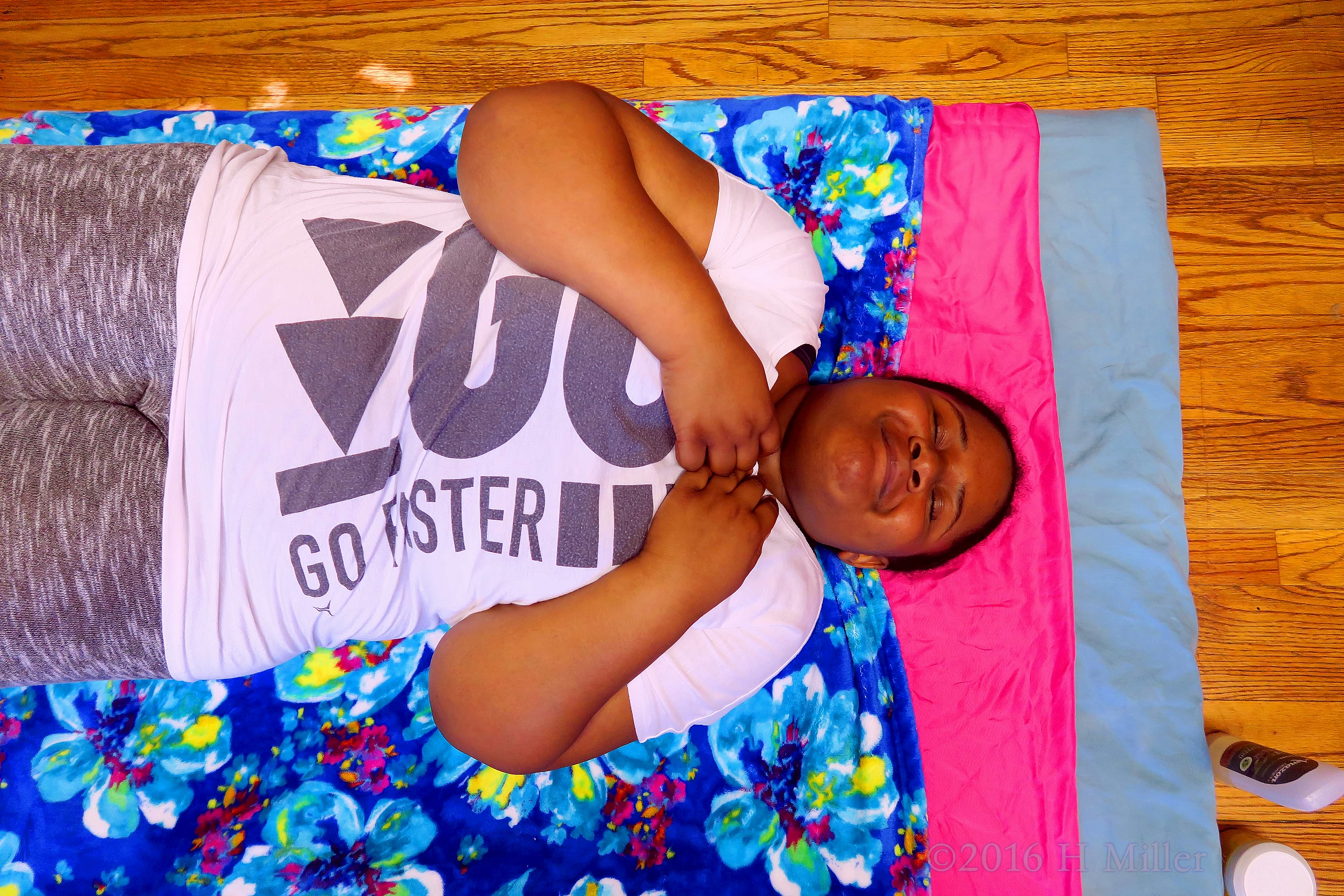 She's Super Excited For Her Kids Spa Massage She's Super Excited For Her Kids Spa Massage