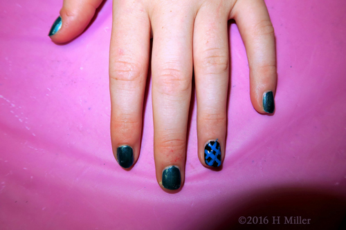 Cool Blue Latticework Manicure Accent Nail