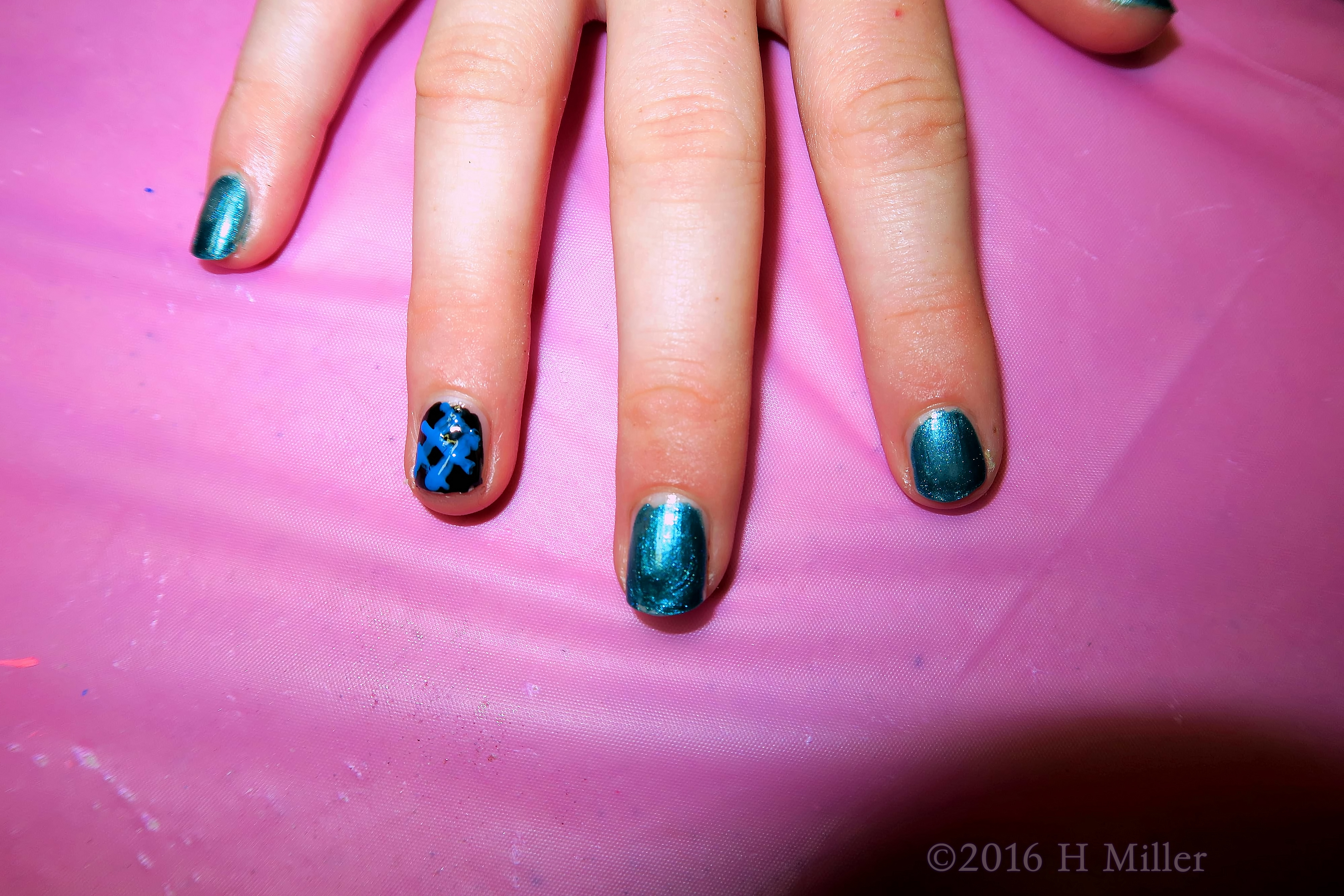 Cool Blue Lattice And Shimmer Kids Manicure