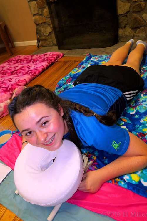 She Looks Excited For Her Home Girls Spa Massage! She Looks Excited For Her Home Girls Spa Massage!