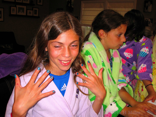 She Loves Her Cute Blue Dotticure She Loves Her Cute Blue Dotticure