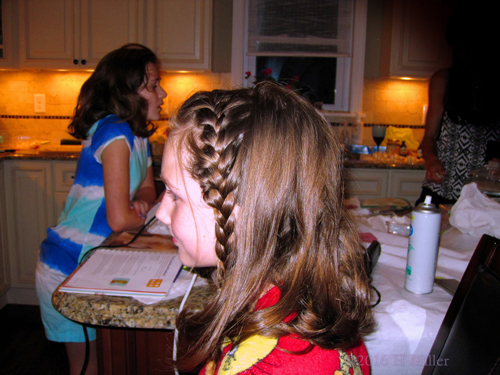 Side Braid Hairstyle Looks Really Cool! Side Braid Hairstyle Looks Really Cool!