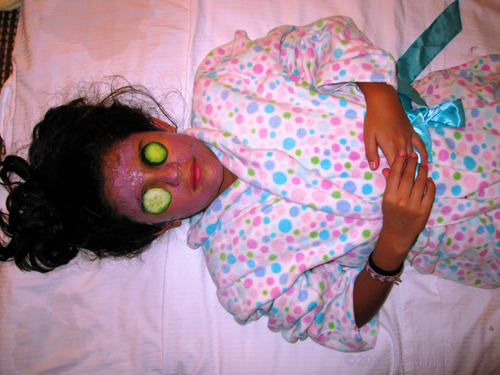 She's Totally Relaxed In A Homemade Blueberry Facial She's Totally Relaxed In A Homemade Blueberry Facial