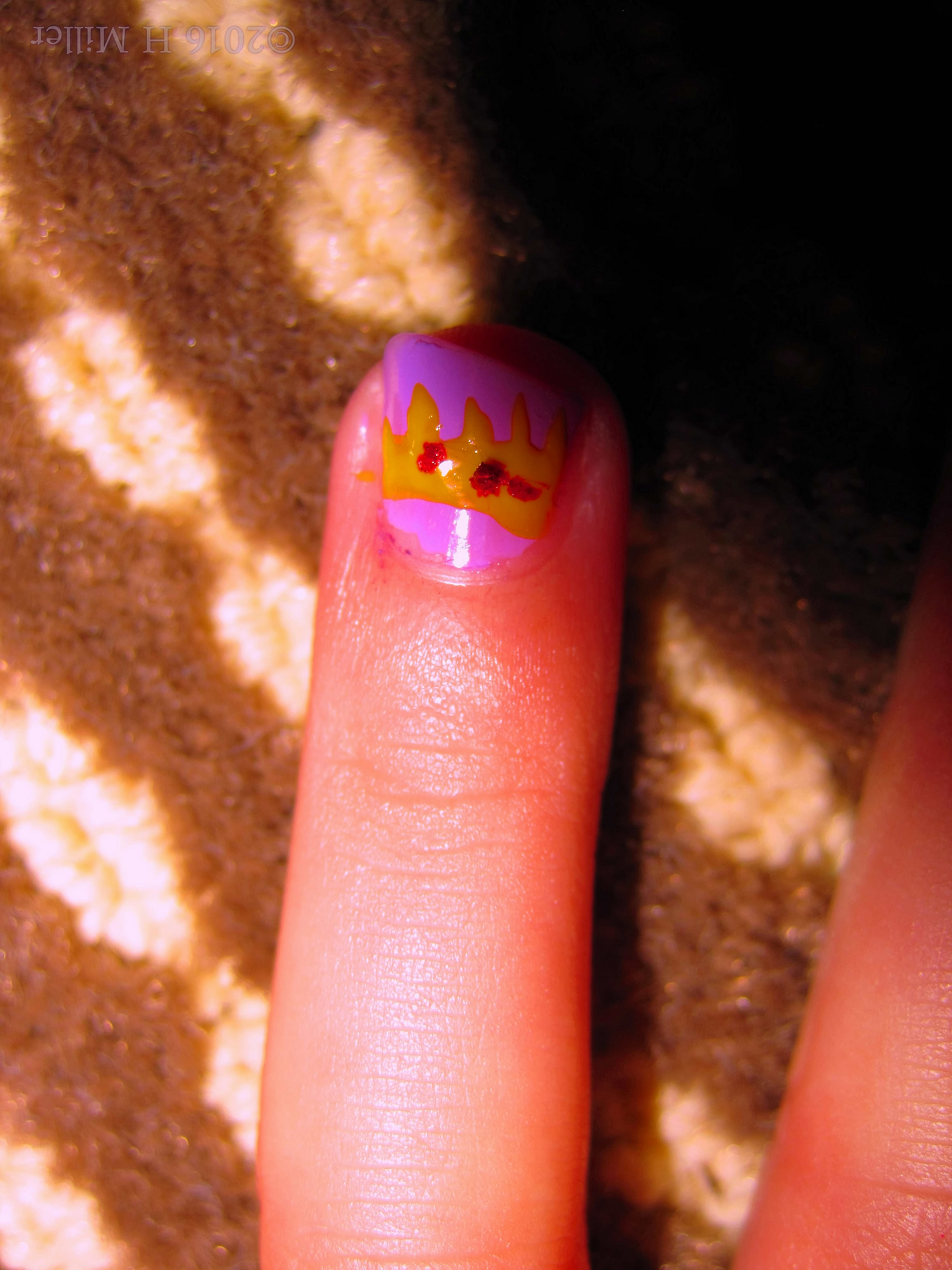 Adorable Crown Accent Manicure Art Adorable Crown Accent Manicure Art