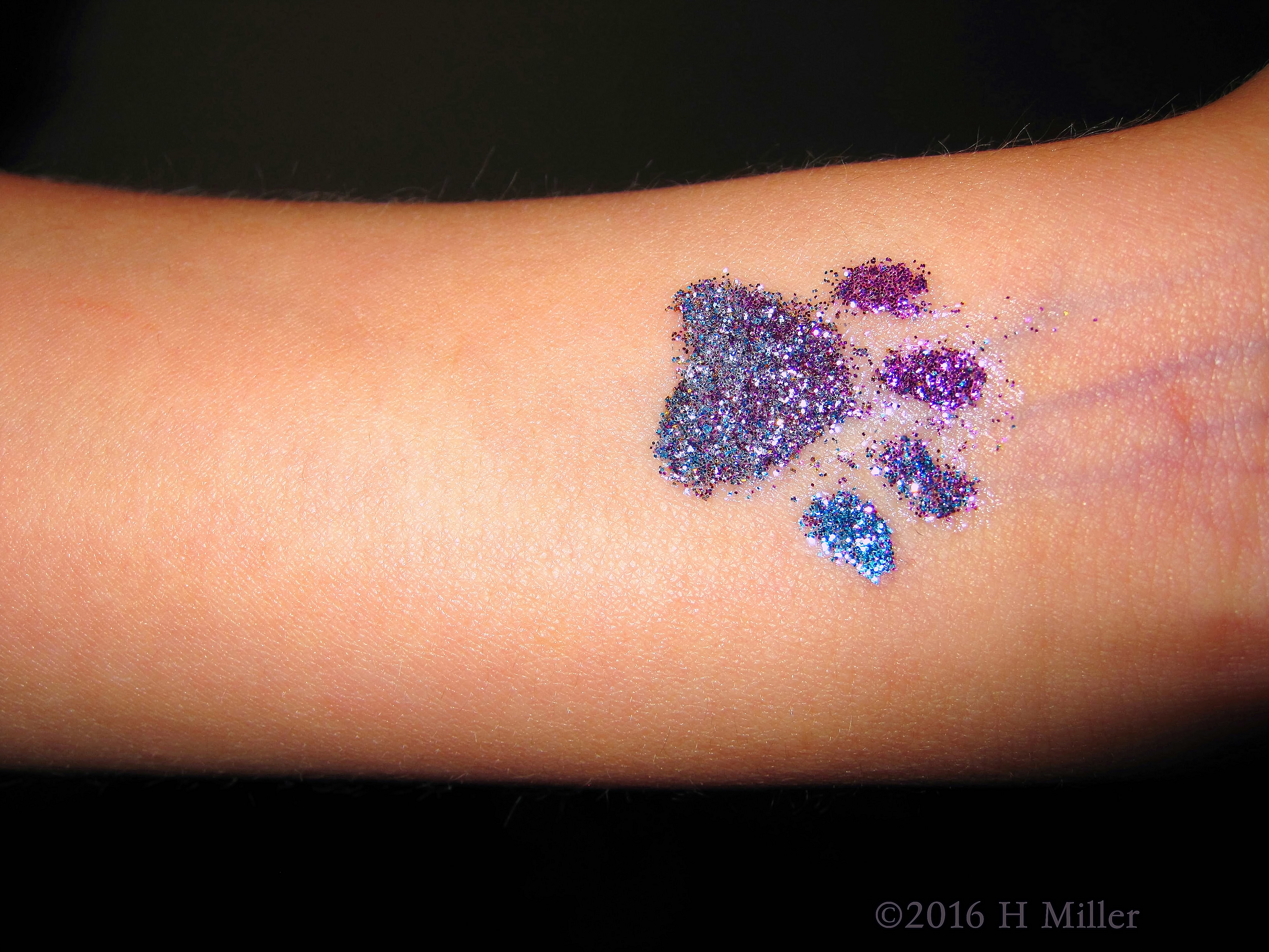 Cute Girls Glitter Temporary Tattoo With Dog Paws! Cute Girls Glitter Temporary Tattoo With Dog Paws!